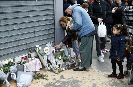 In Paris herrscht nach den Terroranschlägen großen Ansätzen. Jetzt setzt die Trauer ein. Foto: dpa