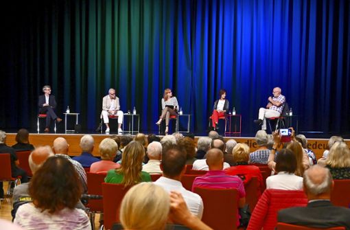 Rainer Schaub, Michael Herzog, Karin Götz, Inès Stritter und Hartwig von Kutzschenbach (von links) haben sich über das Thema Demenz unterhalten. Foto: Werner Kuhnle