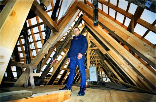 Wenn Ziegel und Unterdach das Gebäude schützen, kann das Fachwerkhaus noch  viele Jahrhunderte überdauern, sagt Martin Stahl. Foto: /Horst Rudel