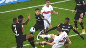 Kurz vor dem Kontakt: Sasa Kalajdzic schießt – und Leverkusens Timothy Fonsu-Mensah (2.v.li.) bekommt den Ball wenig später an die rechte Hand. Foto: imago/Horstmüller