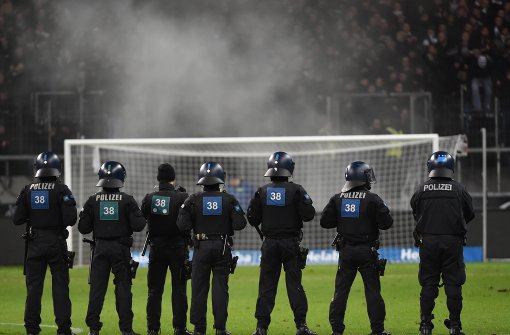 Sollen deutsche Fußballvereine an den Kosten für die Polizeieinsätze beteiligt werden? Darüber wird seit Jahren hitzig Foto: dpa