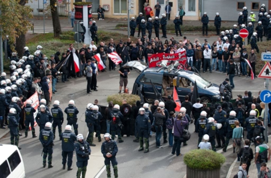 2012 trug die frühere Landesbeamtin Isabel Z.bei einem Aufmarsch von Rechtsextremen in Göppingen die Fahne des Junge-Nationaldemokraten- Stützpunkts Heilbronn (obere Reihe, rot-weiße Fahne). Foto: dpa