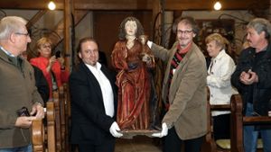 Mit einer kleinen Andacht wurde die Figur des Heiligen Johannes in der Weilerkirche in Haigerloch-Owingen aufgestellt. Foto: dpa