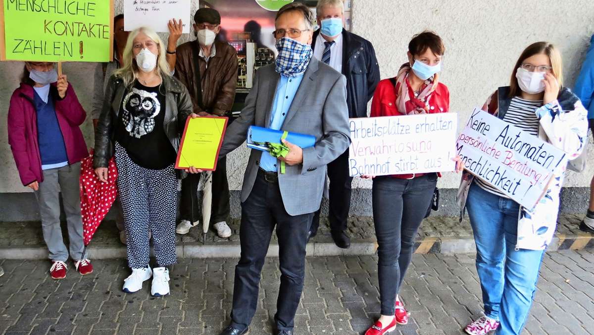 Bahnhof Stuttgart-Zuffenhausen: Unterschriften gegen  Video-Reisezentrum