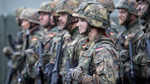 Eine deutsche Bundeswehr-Soldatin zusammen mit ihrem Kameraden bei dem von der Bundeswehr angeführten Nato-Bataillon auf dem Militärstützpunkt in Rukla. Foto: dpa