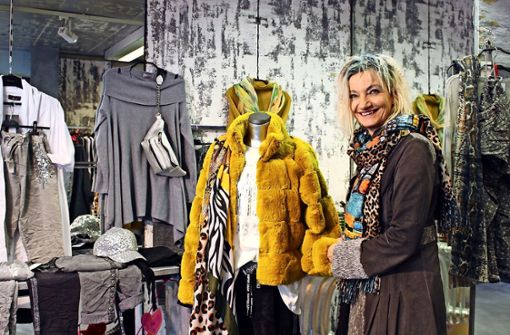 Inge Haag in ihrer Boutique, in der sie deutlich macht, was Onlinehändler nicht leisten können – und sie hingegen schon. Foto: Caroline Holowiec/ki