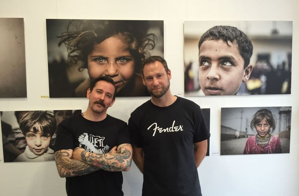 Studiomanager Horst Krick (links) und Fotograf Johannes Müller sind entsetzt über eine mutmaßliche  Spuck-Attacke. Foto: Ina Schäfer