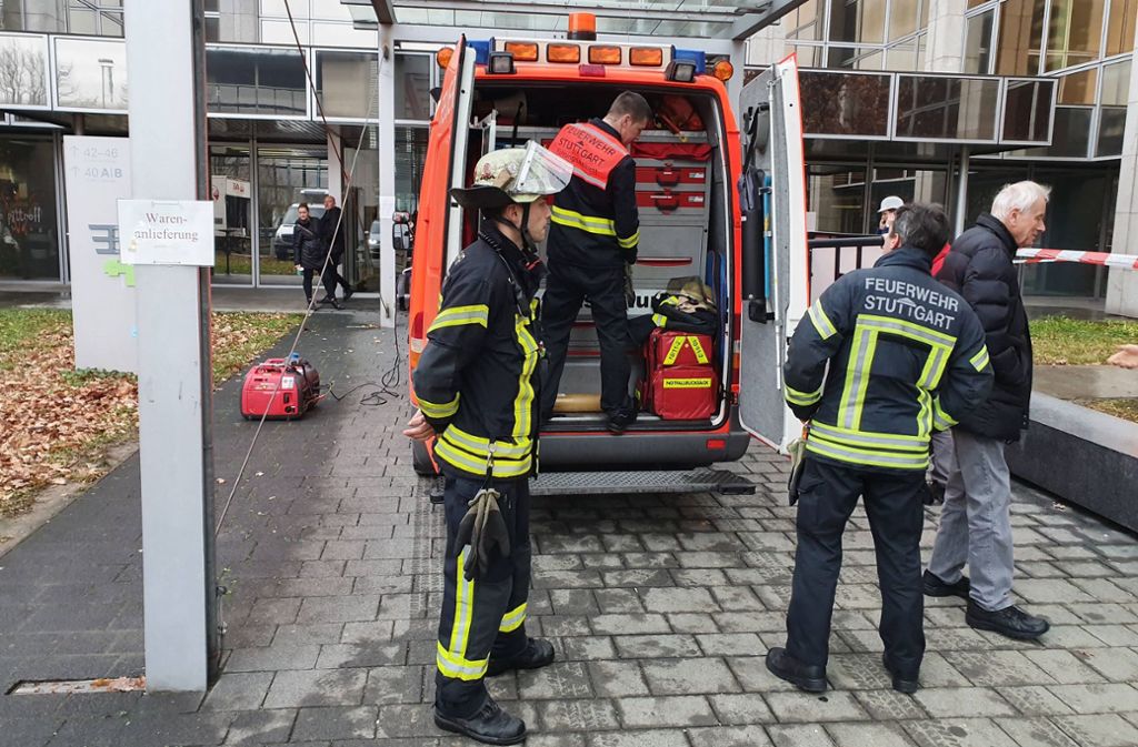 Die Feuerwehr rückt zu dem Degerlocher Bürokomplex aus – kann aber wenig tun. Foto: 7aktuell.de/Jens Pusch