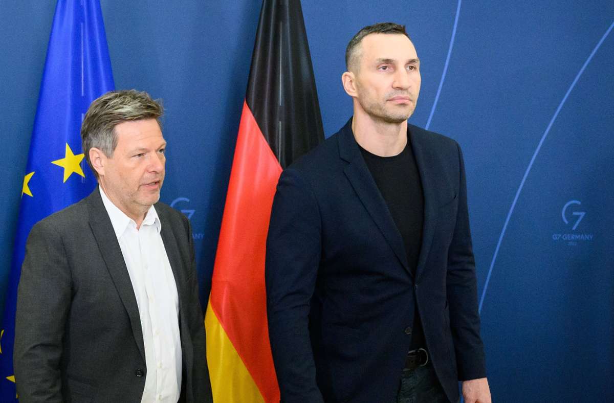 Ex-Boxer Wladimir Klitschko (rechts) hat bei Bundeswirtschaftsminister Robert Habeck (rechts) für mehr Unterstützung der Ukraine geworben. Foto: dpa/Bernd von Jutrczenka