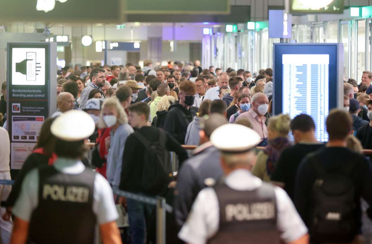 Zum Start der Ferien ist am Hamburger Flughafen einiges los. Die Bundespolizei beobachtet die Reisenden an der Sicherheitskontrolle.