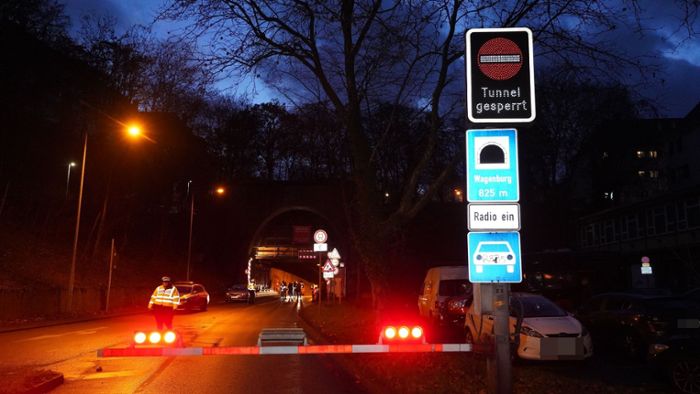 Wagenburgtunnel in Stuttgart: Lastwagen rammt Stütze – Tunnel gesperrt