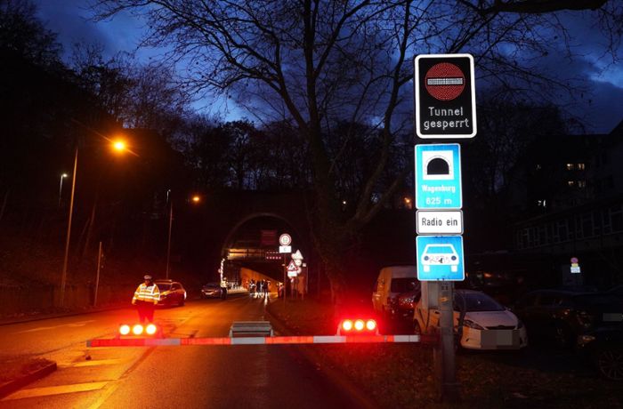 Wagenburgtunnel in Stuttgart: Lastwagen rammt Stütze – Tunnel zeitweise gesperrt