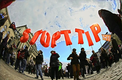 TTIP gefährdet nach Ansicht der Demonstranten die Demokratie und den Rechtsstaat. Foto: dpa