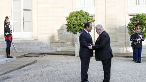 Fouad Massoum (rechts), der Präsident des Irak, unterhält sich vor der Konferenz mit dem französischen Präsidenten François Hollande. Foto: dpa