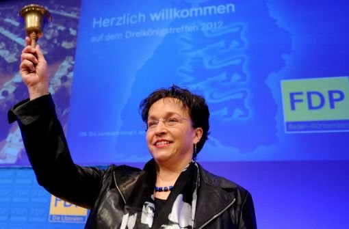 Birgit Homburger, die Landesvorsitzende der baden-württembergischen FDP, eröffnet am Donnerstag in der Liederhalle in Stuttgart mit einer Glocke den Landesparteitag der FDP. Foto: dpa