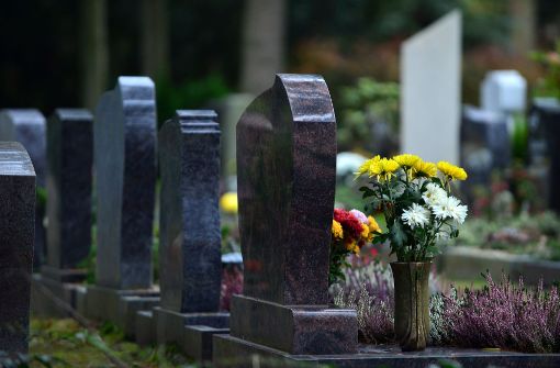 Die steigende Zahl der Muslime, die sich in Deutschland zur letzten Ruhe betten lassen wollen, stellt die kommunalen Friedhofsverwaltungen vor neue Aufgaben. (Symbolfoto) Foto: dpa