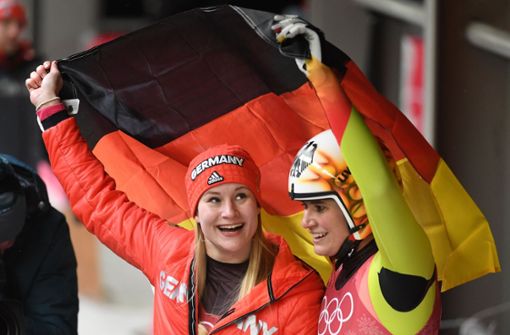 Olympia-Gold für Natalie Geisenberger (rechts) im Rodeln, Silber geht an Dajana Eitberger. Foto: AFP