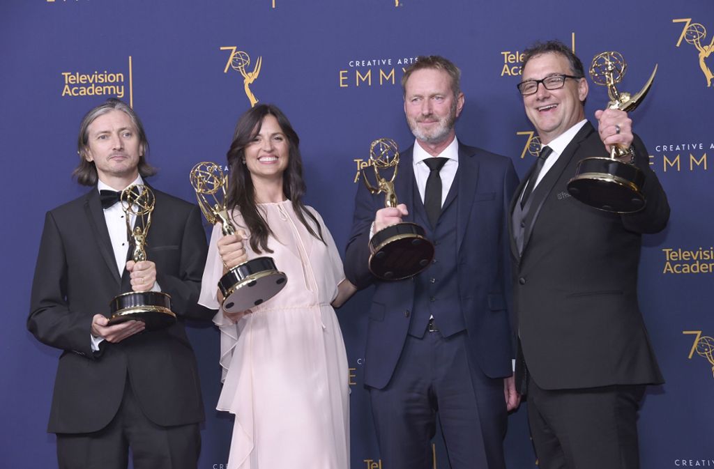 Vier Mitwirkende des „Game of Throne“-Teams posieren stolz mit ihren Emmy Awards. Die Hit-Serie sahnte an dem Abend ganze elf Auszeichnungen ab.