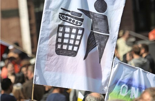 Bei einer Demonstration in Frankfurt halten Teilnehmer Plakate gegen Waffenlieferungen hoch Foto: dpa