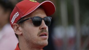 Mann mit Stil: Zur Schildmütze und Sonnenbrille trägt Sebastian Vettel einen Oberlippenbart. Foto: AP