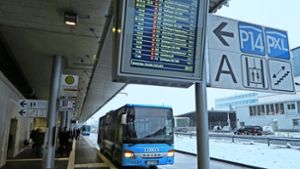 Busse sollen während der  S-Bahn-Sperrung Echterdingen, den Flughafen (im Bild)   und Bernhausen miteinander verbinden. Foto: Malte Klein