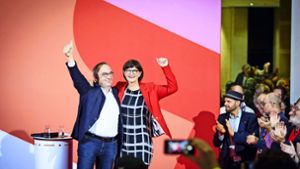 So sehen Sieger aus: Norbert Walter-Borjahns und Saskia Esken führen die SPD. Wohin sie die Partei steuern, wird sich bald zeigen. Foto: imago/photothek