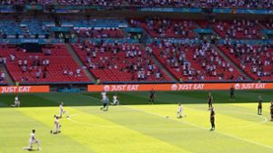 Das englische Team kniete vor dem Duell gegen Kroatien. Foto: dpa/Martin Rickett