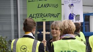 Bei den Flugbegleitern der Lufthansa wird auch am Dientag weitergestreikt. Foto: AP