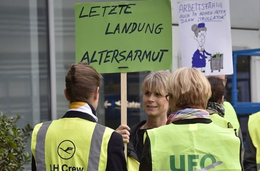 Bei den Flugbegleitern der Lufthansa wird auch am Dientag weitergestreikt. Foto: AP