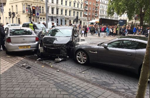 In London ist ein Mann mit einem Auto in eine Menschenmenge gerast. Foto: @StefanoSutter