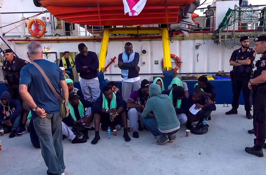 Flüchtlinge, die von der Sea Watch 3 gerettet worden sind, beim Verlassen des Schiffes