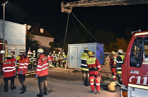 Der Mann wurde mit einer Trage aus der Baugrube gerettet. Foto: Feuerwehr München