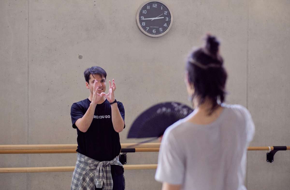 Demis Volpi mit Dukin Seo in einer Probe für „A First Date“ Foto: Ballett am Rhein/Daniel Senzek