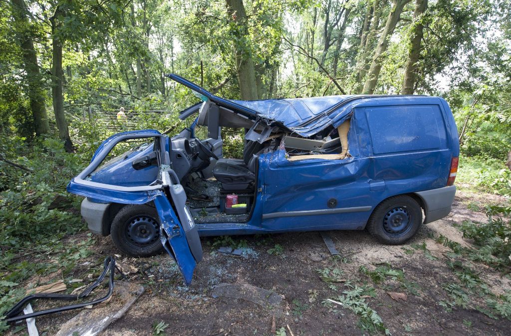 Ein zerstörter Transporter steht in Holdenstedt (Niedersachsen) nach einem Unwetter in einem Wald. Der Fahrer des Wagens kam ums Leben, als ein Baum auf sein Fahrzeug fiel.
