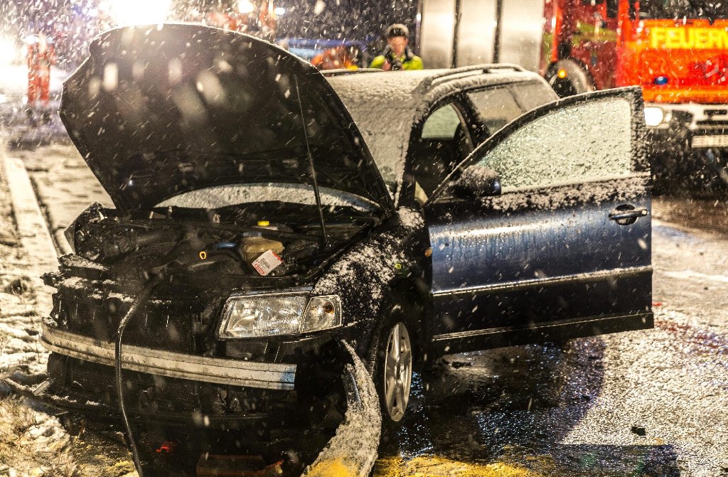 Aufgrund des starken Schneefalls verursachte ein 22-jähriger VW-Fahrer auf der A8 am frühen Sonntagmorgen einen Verkehrsunfall.