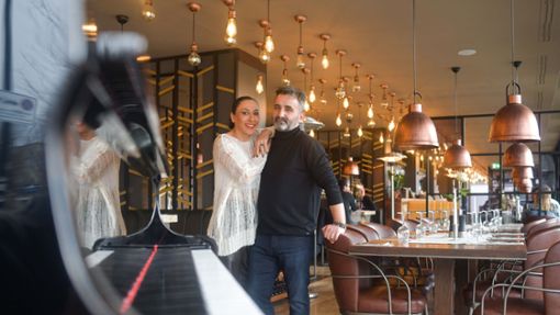 Der Betreiber Serdar Ulas und seine Frau Bilge Ulas in ihrem Restaurant Le Chic Foto: Lichtgut/Max Kovalenko