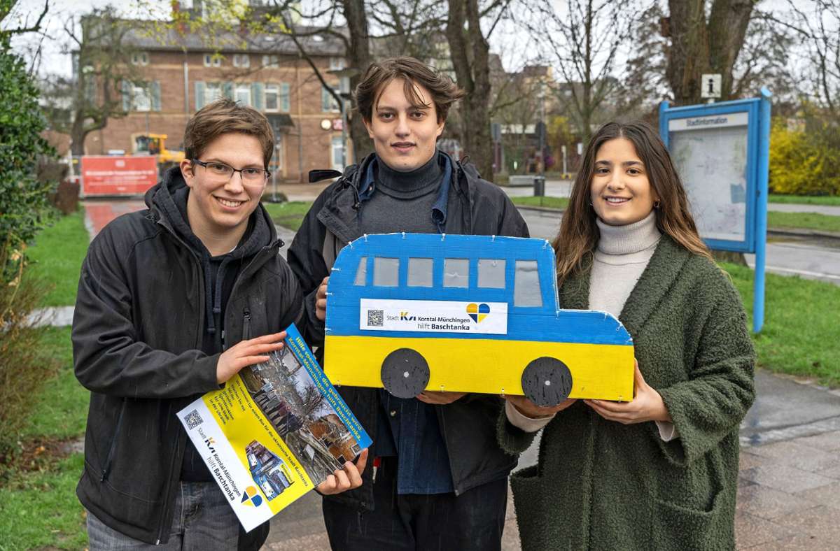 Die Jugendgemeinderäte Michel Marx, Dominik Sauter und Yaren Haroglu sammeln Geld für einen Linienbus für eine Stadt in der Ukraine. Foto: Jürgen/ Bach