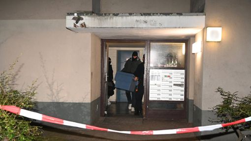 Im Bild: Ermittler verlassen das Wohnhaus der früheren RAF-Terroristin Daniela Klette in Berlin. Foto: dpa/Paul Zinken