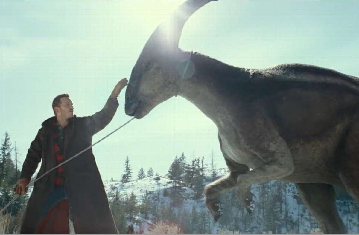 Wenn das nicht romantisch ist: Chris Pratt zähmt einen Saurier. Foto: Universal Pictures/pr