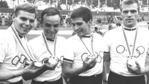 Karl Link (Zweiter von rechts) wird 1964 Olympiasieger mit dem Bahnrad-Vierer. Foto: privat/privat