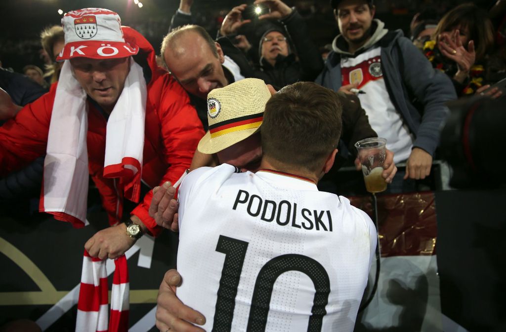 Auf seiner Ehrenrunde ging Podolski in die mit besonders vielen kölschen Fans besetzte Ecke des Stadions.