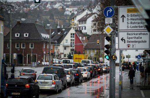 Autoverkehr in Stuttgart – hier an einer Kreuzung in Hedelfingen. Foto: Lichtgut/Max Kovalenko