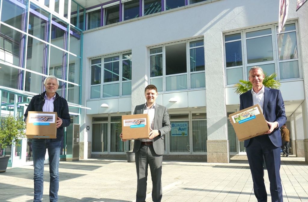 Hans Dietzel, Bürgermeister Benedikt Paulowitschund Jochen Haußmann (von links) mit den Boxen. Foto: Gemeinde Kernen