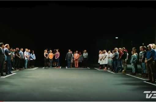 Aus den verschiedenen Menschen entstehen im Laufe des Videos des dänischen TV-Senders neue Gruppen und Gemeinsamkeiten. Foto: Screenshot/Youtube TV2Danmark