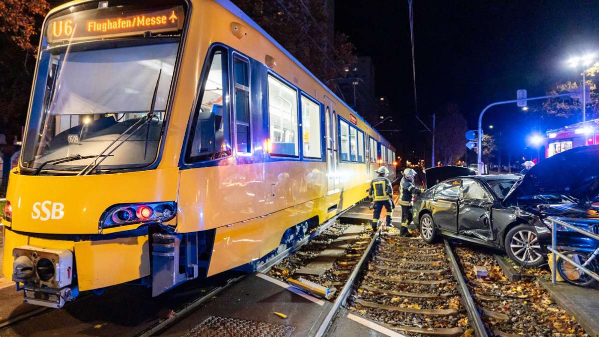 Schwerer Unfall in Stuttgart-Giebel: BMW kracht in Stadtbahn
