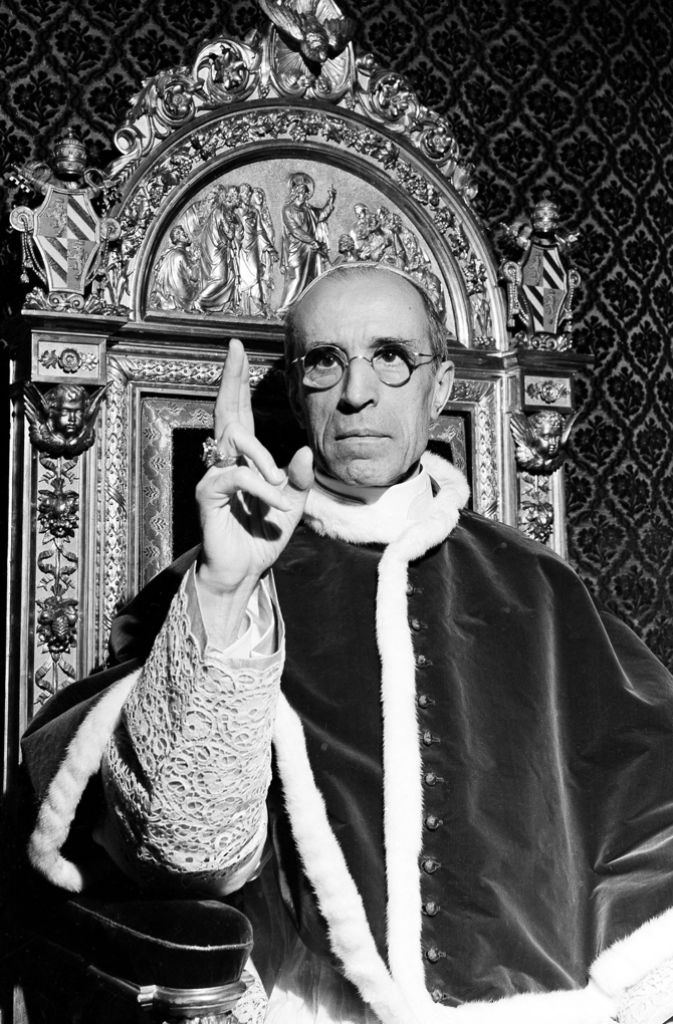 Der „Unfehlbare“: Papst Pius XII. bei einer Audienz im September 1945.