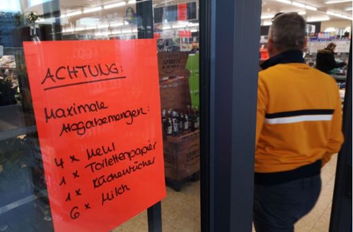 In den Supermärkten der Region, hier in der Hofener Straße in Stuttgart, ist derzeit viel zu tun. Deshalb bleiben sie sonntags zu. Foto: Lichtgut/Max Kovalenko