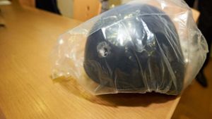 Mit welcher Wucht das Geschoss aus dem Sturmgewehr des Angreifers in Konstanz auf den Kopfschutz des Polizisten geprallt ist, zeigt diese Kerbe im Helm. Foto: Eibner-Pressefoto
