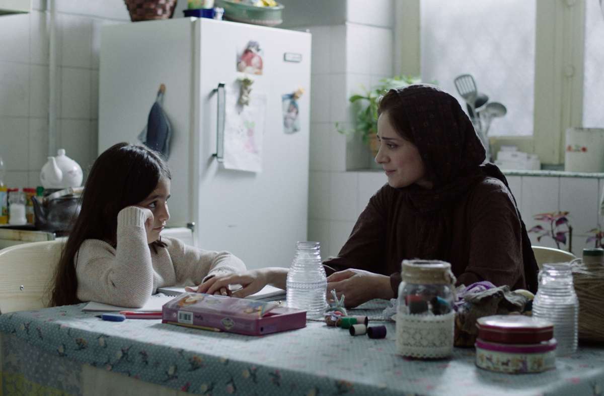 Mina (Maryam Moghaddam) muss um das Sorgerecht für ihre Tochter Bita (Avin Purraoufi) fürchten. Foto: Weltkino