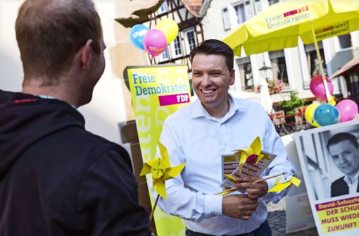 David-Sebastian Hamm wirbt um Wählerstimmen, wie hier in Backnang. Foto: Ines Rudel